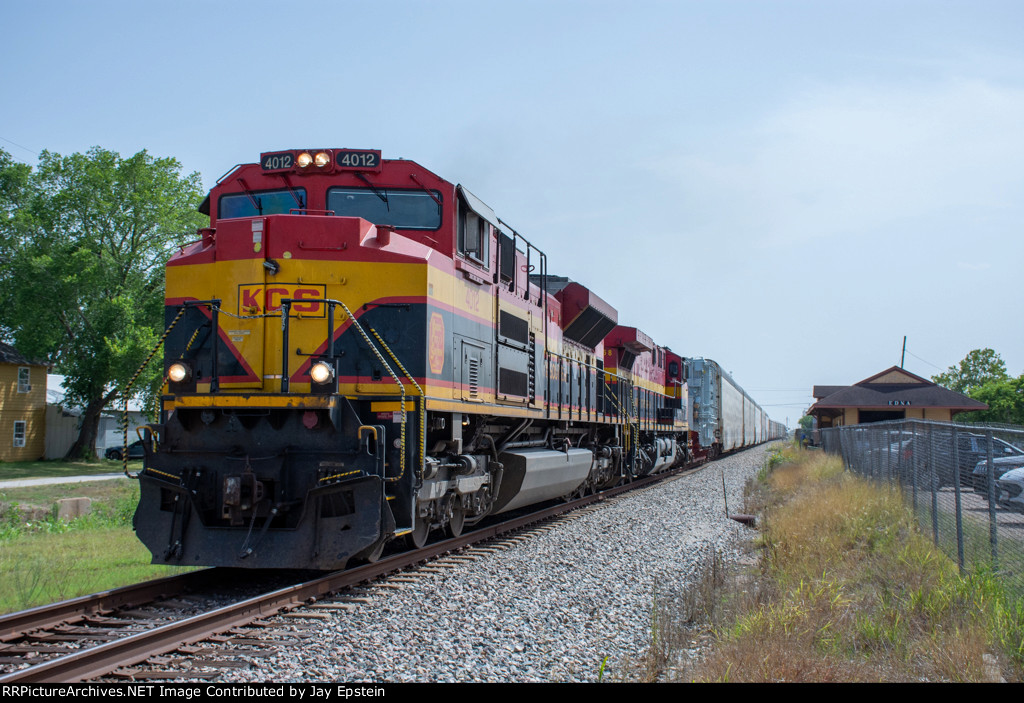 KCS 4012 cruises through the center of Edna, Texas 